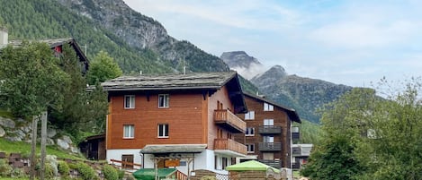 Cielo, Nube, Montagna, Pianta, Proprietà, Ecoregione, Costruzione, Finestra, Paesaggio Naturale, Highland