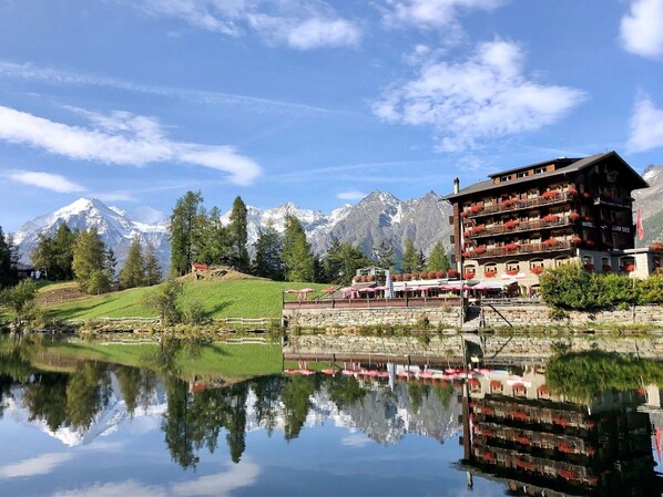 Water, Cloud, Sky, Plant, Property, Mountain, Building, Nature, Tree, Natural Landscape