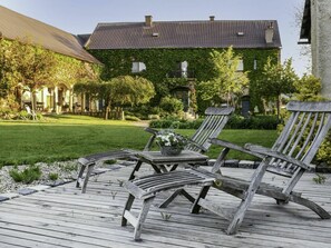 Pflanze, Möbel, Himmel, Gebäude, Gartenmöbel, Stuhl, Schatten, Tabelle, Tisch Im Freien, Baum