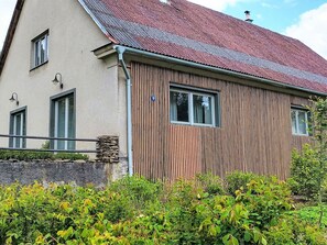 Building, Plant, Window, Wood, House, Land Lot, Cottage, Grass, Residential Area