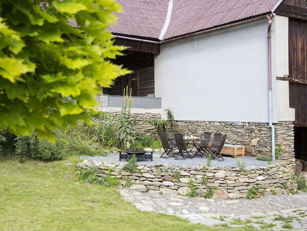 Plant, Building, Flowerpot, Land Lot, Architecture, Grass, Window, Real Estate, Cottage