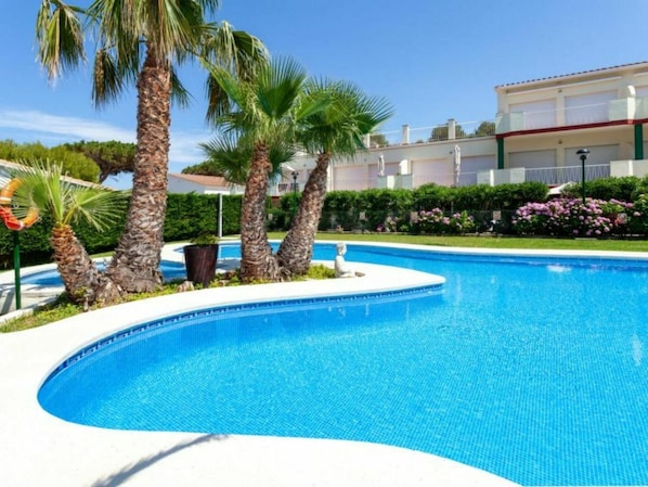 L'Eau, Ciel, Plante, Propriété, Piscine, Bleu Azur, Arbre, Ombre, Bâtiment, Mobilier De Jardin