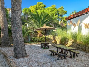 Tisch Im Freien, Botanik, Gartenmöbel, Picknicktisch, Schatten, Außenbank, Graspflanze, Ground, Garten, Laub