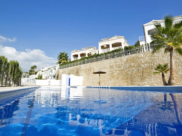 L'Eau, Ciel, Nuage, Bâtiment, Plante, Arbre, Bleu Azur, Maison, Piscine, Plan D'Eau