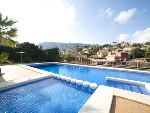 L'Eau, Ciel, Plante, Propriété, Nuage, Piscine, Bâtiment, Bleu Azur, Arbre, Ombre