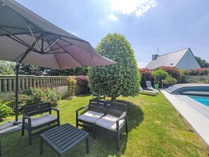 Plante, Ciel, Nuage, Bâtiment, Arbre, Mobilier De Jardin, Herbe, Ombre, Extérieur Banc, Design Urbain