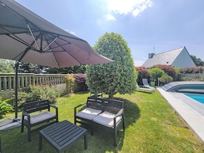 Plante, Ciel, Nuage, Bâtiment, Arbre, Mobilier De Jardin, Herbe, Ombre, Extérieur Banc, Design Urbain