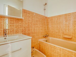 Braun, Armatur, Badewanne, Gebäude, Eigentum, Badezimmerschrank, Zapfhahn, Badezimmer, Sinken