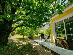 Pflanze, Gebäude, Fenster, Schatten, Baum, Natürliche Landschaft, Strassenbelag, Hütte, Freizeit, Gras