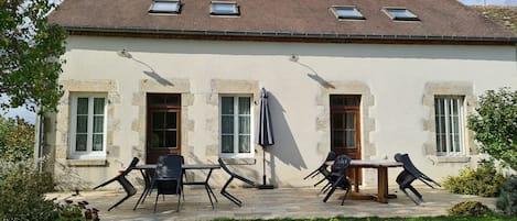 Devanture du gîte avec terrasse privative et terrain commun