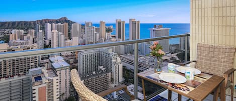 Balcony with beautiful Ocean and Diamond Head views