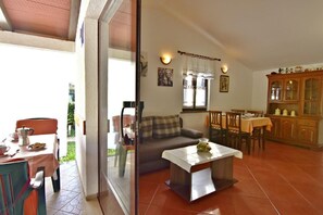 The entrance to the apartment from the terrace.