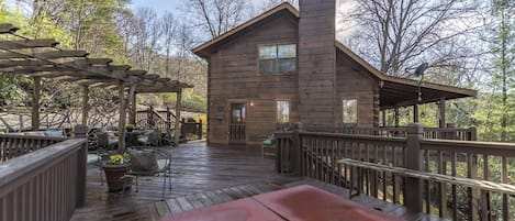 Adorable private cabin with fantastic outdoor living space and long-range views