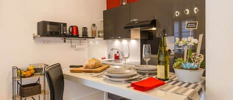 Küche: Backofen + elektrische Kochplatten + Kühlschrank mit Gefrierfach + Mikrowelle + Geschirrspüler