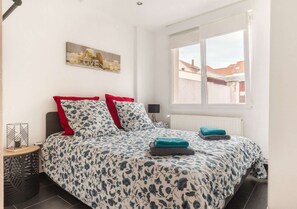 Bedroom : bed 140x190 cm² + bedside tables + rack