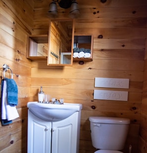 Woodview Cottage Washroom