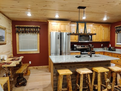 New construction 15 miles to Yellowstone. WIFI +  AC,  Outdoor grill, Sleeps 10