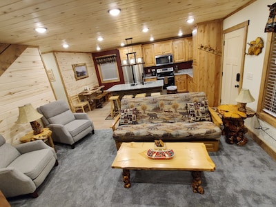 New construction 15 miles to Yellowstone. WIFI +  AC,  Outdoor grill, Sleeps 10