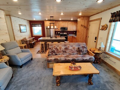 New construction 15 miles to Yellowstone. WIFI +  AC,  Outdoor grill, Sleeps 10