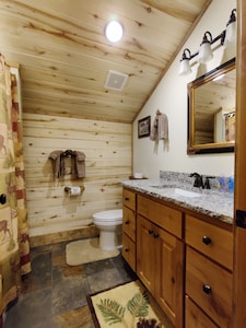 New construction 15 miles to Yellowstone. WIFI +  AC,  Outdoor grill, Sleeps 10