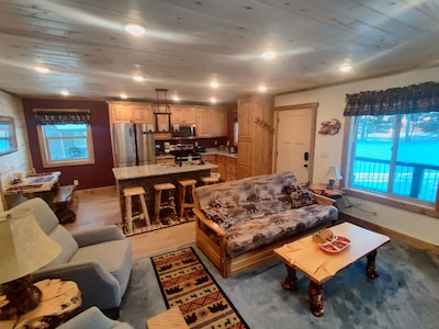 New construction 15 miles to Yellowstone. WIFI +  AC,  Outdoor grill, Sleeps 10