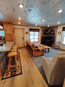 New construction 15 miles to Yellowstone. WIFI +  AC,  Outdoor grill, Sleeps 10