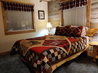 New construction 15 miles to Yellowstone. WIFI +  AC,  Outdoor grill, Sleeps 10