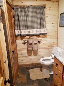 New construction 15 miles to Yellowstone. WIFI +  AC,  Outdoor grill, Sleeps 10