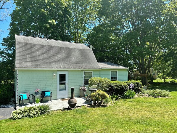 Niantic River Cottage: Waterfront Access: Sleeps 6: Updated Summer 2024