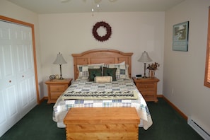 Master Bedroom, queen bed