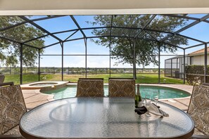 Home has a nature reservation behind it - beautiful birds and PRIVACY