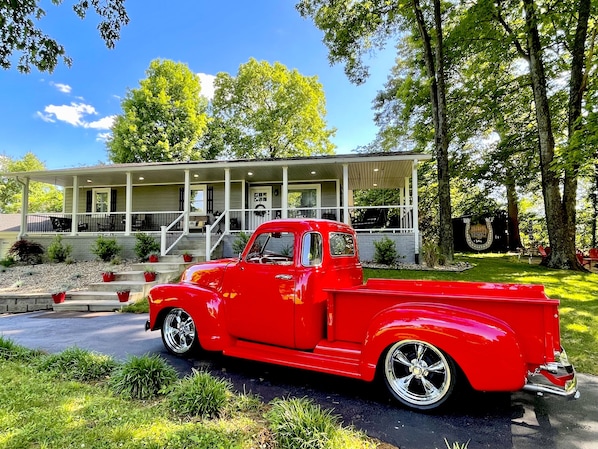 Welcome to Horsepower Hangout of Kentucky! Hot Rod for staging only.