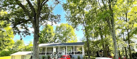 With the 2-car garage, this is a perfect place for hot rod enthusiasts. 🏁