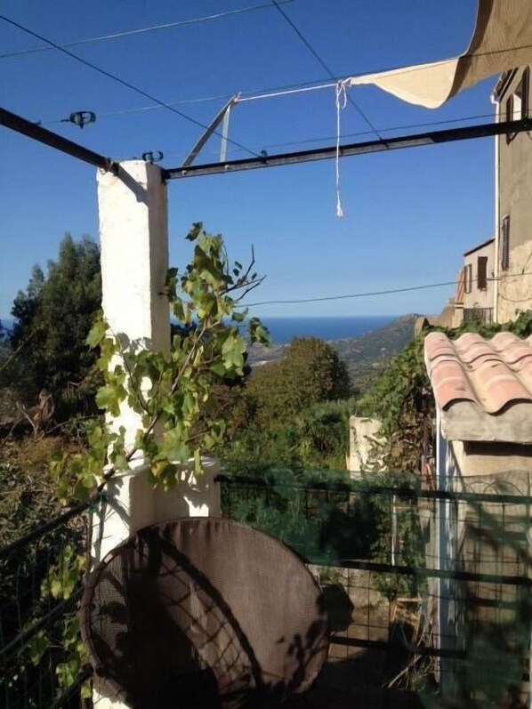 Terrasse avec vue sur mer.