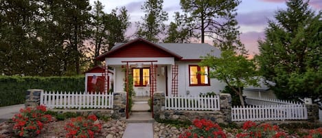 1949 RETRO COTTAGE THAT WILL MAKE YOU FEEL RIGHT AT HOME!