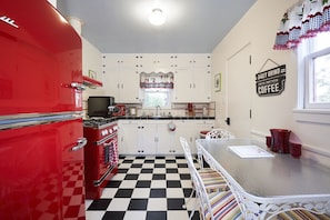 RETRO APPLIANCES & DECOR WILL BRING YOU BACK TO THE HAPPY DAYS OF THE 50'S!