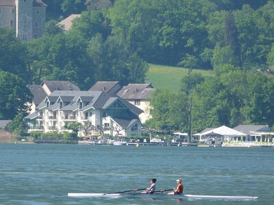 Logement avec terrasse SUR LAC, dans résidence avec PLAGE et ponton PRIVEE