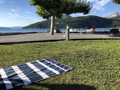 Logement avec terrasse SUR LAC, dans résidence avec PLAGE et ponton PRIVEE