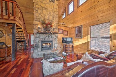Honeymoon cabin w/hot tub & fireplace 