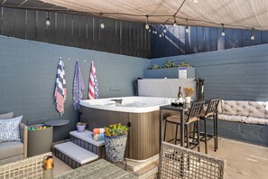 90-jet 6-person hot tub