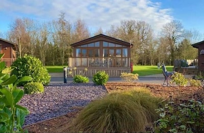 Deneb Luxury Lodge With Hot Tub, Near Malton