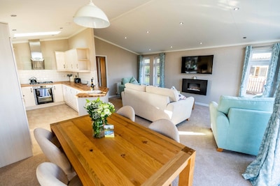 Deneb Luxury Lodge With Hot Tub, Near Malton