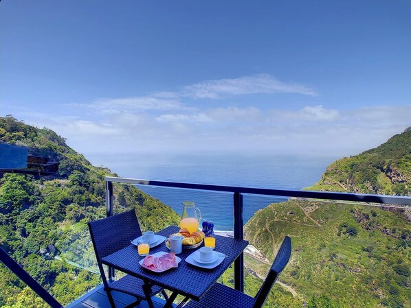 Rural haven in São Jorge: Mountains embrace our home with a convertible indoor-outdoor pool, an oasis of serenity. #littlenest #mountainviews #oceanviews #hiking #breakfastoutside