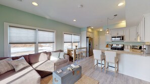 Open living & kitchen space | Natural light