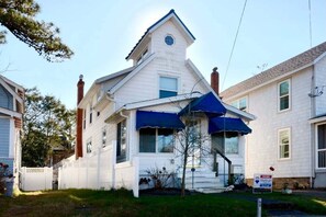 Story book cottage located just a little over a block to the beach!