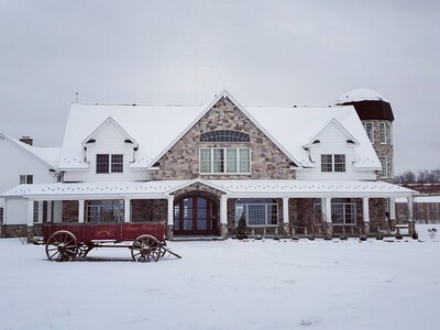 Majestic Mountain Valley Private Mansion - 200 Acre Farm, Chelsea Sun Inn 