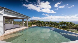 Une piscine offrant une vue splendide sur la mer