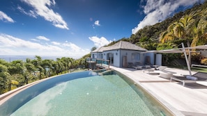 Villa 4 chambres -- Une jolie piscine avec une vue mer 