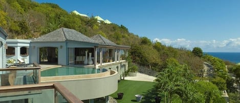 Magnifique villa 4 chambres  - entourée de verdure et vue sur la mer 