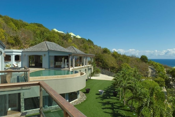 Magnifique villa 4 chambres  - entourée de verdure et vue sur la mer 